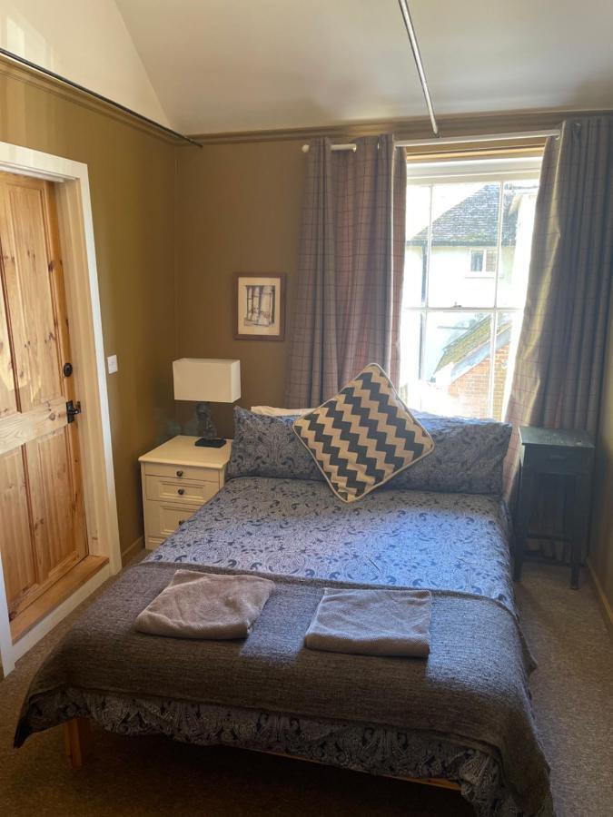 House -stylish In Village Location Apartment
